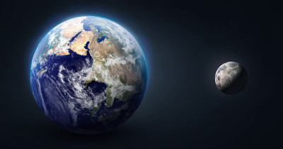 地球和月球卫星在黑暗的背景。纵横比。太阳系的元素。这张图片的元素是由美国宇航局提供的