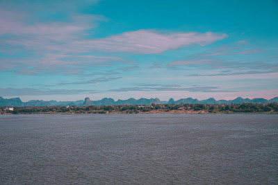 洪河以山为背景。