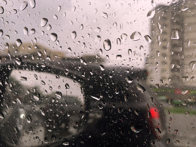 小雨打在窗口