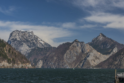 埃本西海和小镇在大阿尔卑斯山