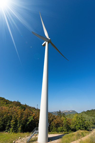 风力涡轮机在山与阳光