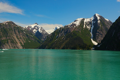绿水和冰川山峰