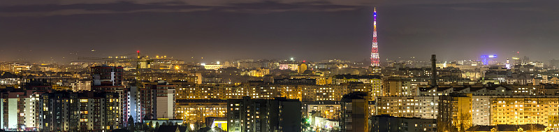 乌克兰Ivano-Frankivsk市夜景鸟瞰图。