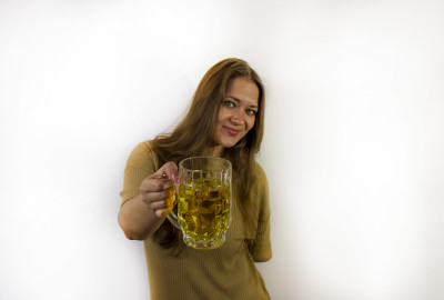 年轻漂亮的女人喝着啤酒