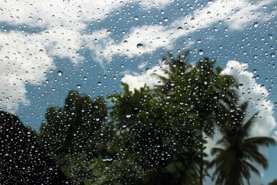 雨滴落在车窗上