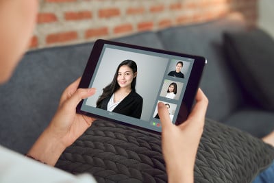 女商人在线视频会议团队。