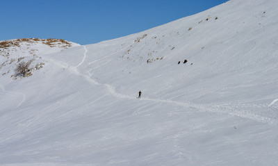 攀登者登上雪山的顶峰