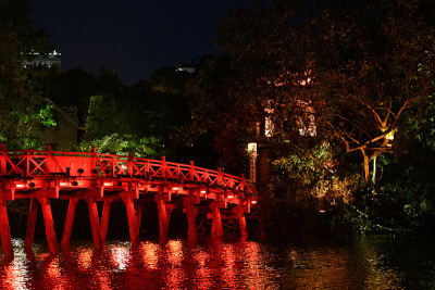 越南，河内，还剑湖上的日出桥和玉子寺。