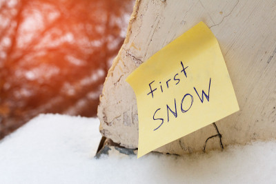 先把雪的题字贴在墙上的黄色贴纸上