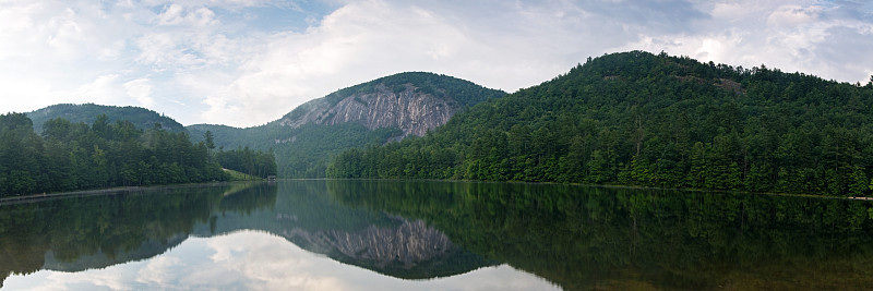 费尔菲尔德湖和秃头山全景