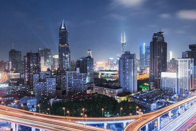 中国上海的一个路口的高架视图。俯瞰中国上海的夜景。