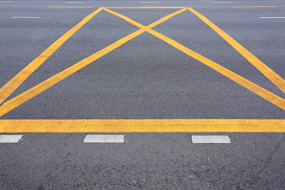 道路上的黄色斜线危险条纹