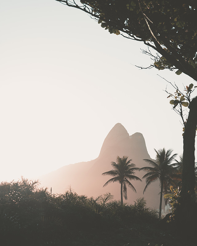 里约热内卢里约热内卢日落Ipanema Morro dos Irmaos山