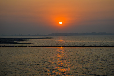 阿拉伯海美丽的日落海景，当乘船从印度的门户到象皮塔洞穴