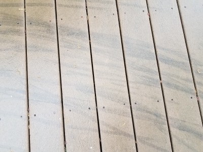 木甲板上的黑色防滑痕迹或线条