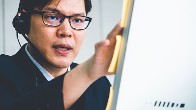 商务人员戴着耳机在办公室工作