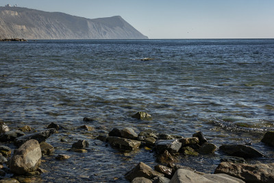 日落时分的黑海海岸。海石和不同大小和纹理的黑色，灰色和任何颜色的海岸，像大自然。