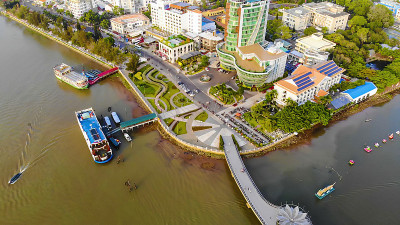 俯视图鸟瞰图爱情桥或宁桥码头的市中心在灿土市与发展的建筑，交通，能源电力基础设施。