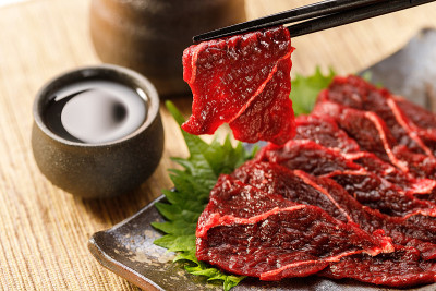 盘子里的小须鲸生鱼片