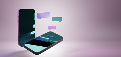 移动在线聊天，等距概念3d演示。黑屏两个智能手机在透视和角度视图对话信息图标或文本气泡孤立在紫色，霓