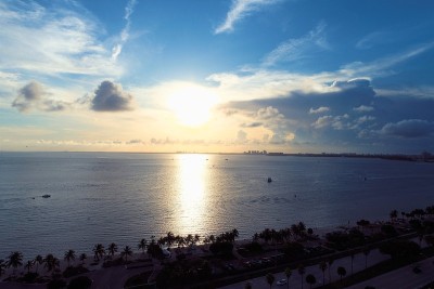 美国迈阿密比斯坎湾日落鸟瞰图。伟大的景观。假期旅行。旅游目的地。热带风光。