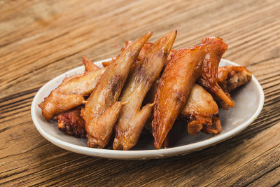 一盘新鲜烤鸡翅，鸡翅尖