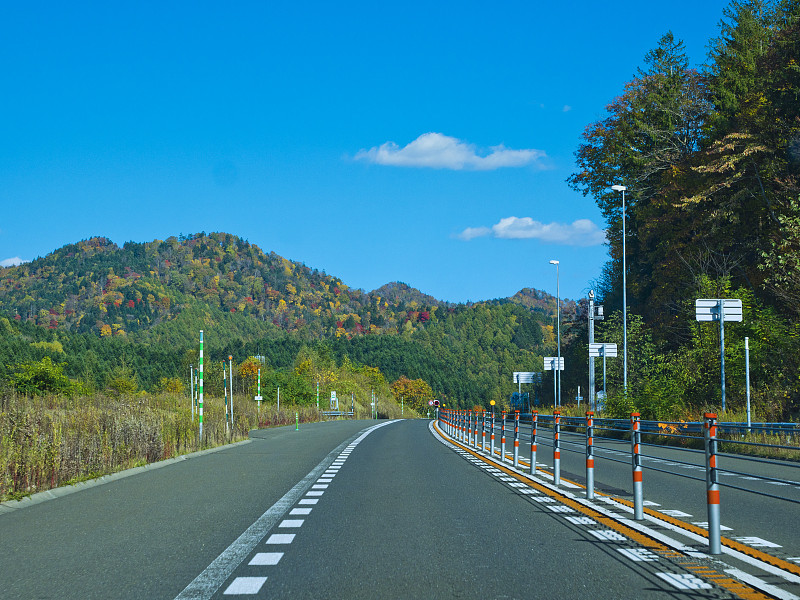 北海道高速公路上的乡村公路。