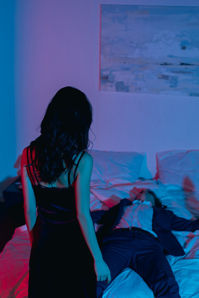 穿着晚礼服的女人看着男朋友