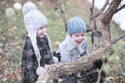 初雪时孩子们在公园里散步