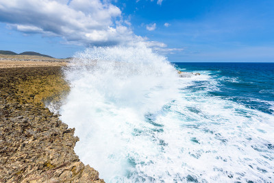 Shete Boka国家公园——位于加勒比海的Curacao小岛周围令人惊叹的风景——海浪拍打着海滩