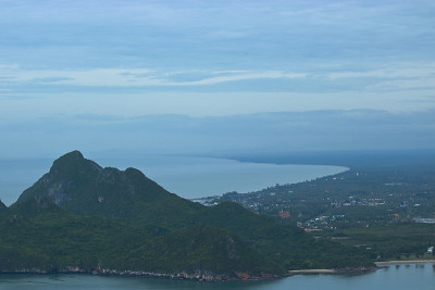 裁剪的图像美丽的山和海的景观在普拉楚阿湾，泰国