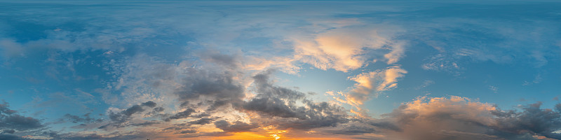 深蓝色日落天空全景与卷云。无缝hdr pano球形等矩形格式。完成天顶三维可视化，游戏和天空替换无人