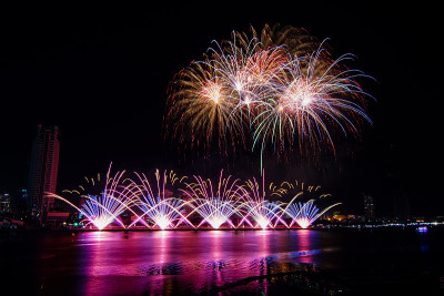 岘港国际烟花节每年举行。