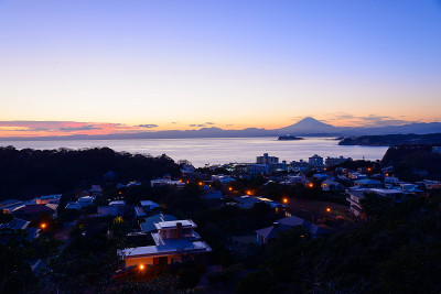 黄昏中的Enoshima和富士山