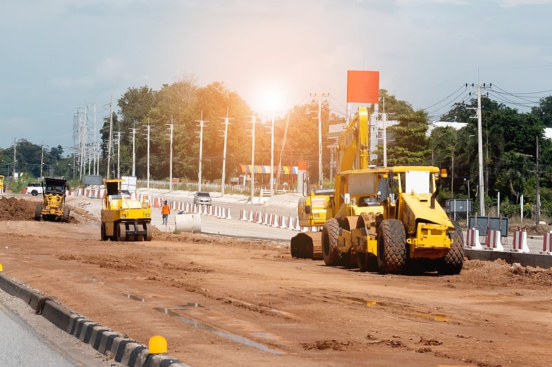 在乡村工地施工新公路