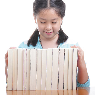 女学生在做作业