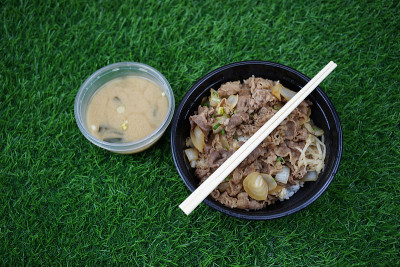 日式料理:日式牛肉和米饭配味噌汤