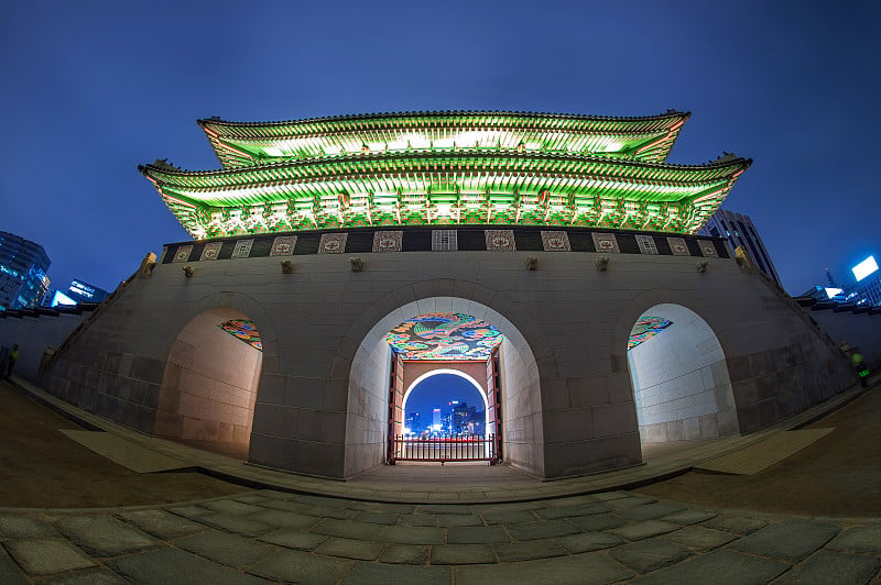 韩国首尔京福宫的夜景。