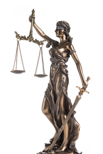 忒弥斯或正义女神的雕像被孤立在白色的背景上