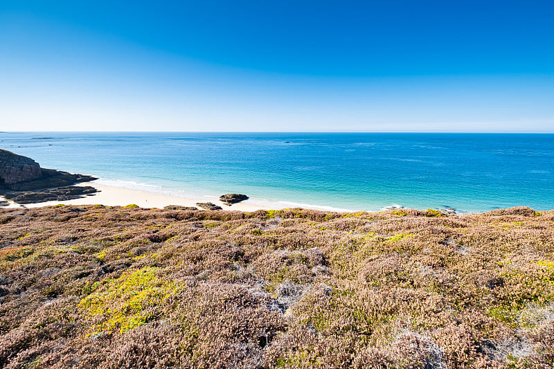 布列塔尼海岸的风景，在Cape Frehel地区的海滩，岩石和悬崖在夏天。