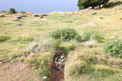 垃圾在通往Calvario山(Calvary)山顶的路上堆积起来。Calvario山是一个宗教圣地，