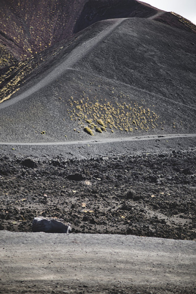 西西里岛的埃特纳火山口和周围的火山景观
