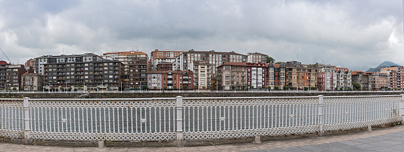 西班牙葡萄牙的巴斯克城市Nervion河的全景