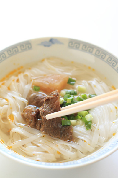 中国菜，牛肉炖贺方米粉