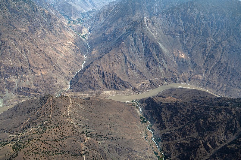 有山脉、山谷和云彩的风景照片