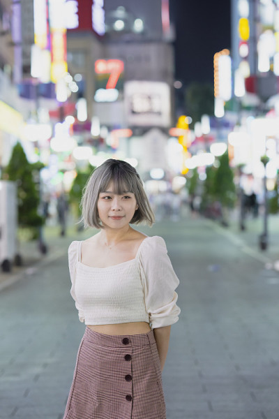 一名年轻女子晚上在东京摆造型