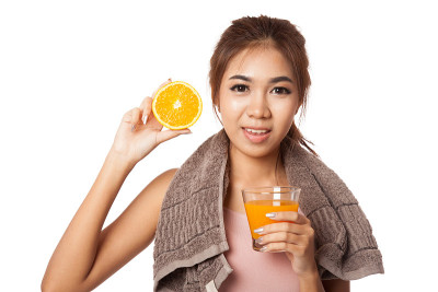 亚洲健康女孩橙汁和橙汁