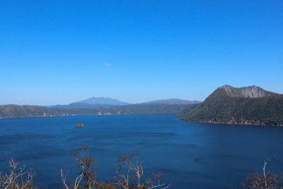 蓝色平静的湖