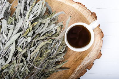 晾干鼠尾草树枝，鼠尾草热茶，放在一块天然木材上，天然药材，天然药物