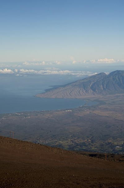 从哈雷阿卡拉火山山顶俯瞰毛伊岛